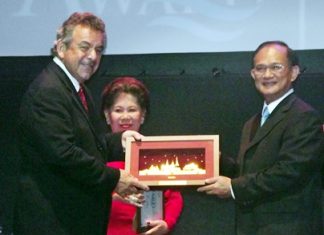 Golfing great Tony Jacklin (left) receives a welcoming gift from Suraphon Svetasreni, Governor of the Tourism Authority of Thailand.